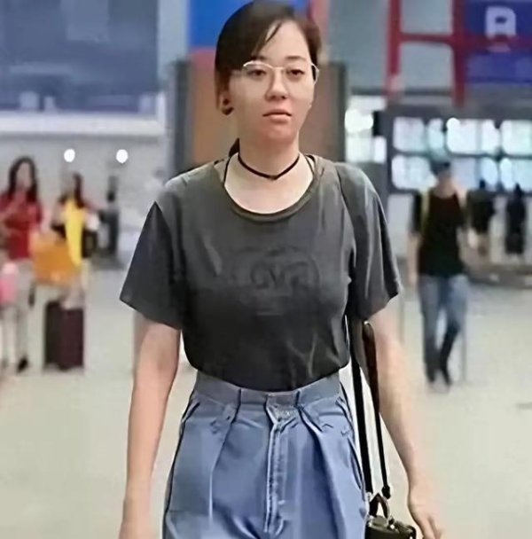 恒信策略 张靓颖素颜亮相机场被偶遇，网友:和普通人差不多 舞台上妆化太狠